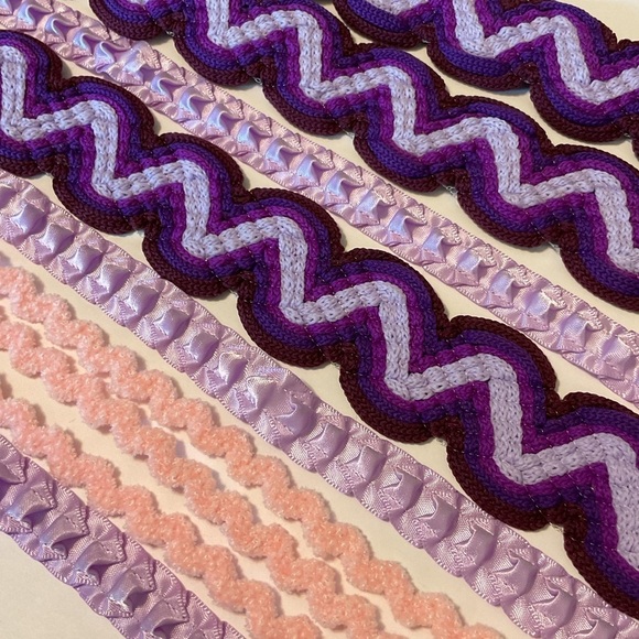 Vintage specialty sewing trim lot chenille quilted & pleated satin 8.6 yards - Picture 4 of 4